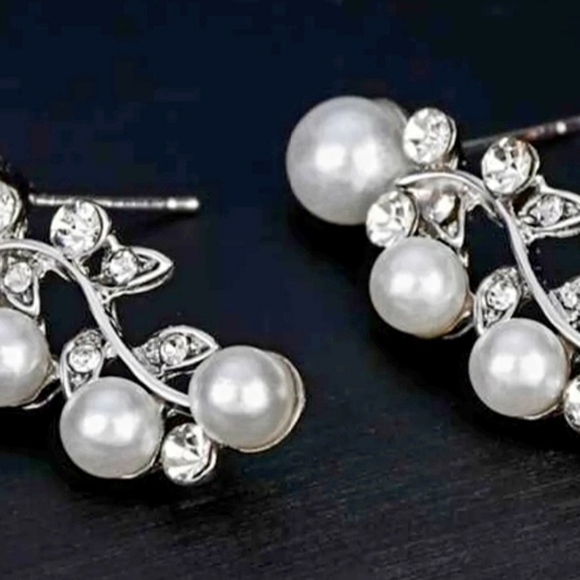 Silver plated crystal pearl necklace earrings set - Picture 9 of 13